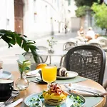 Avenue Hotel